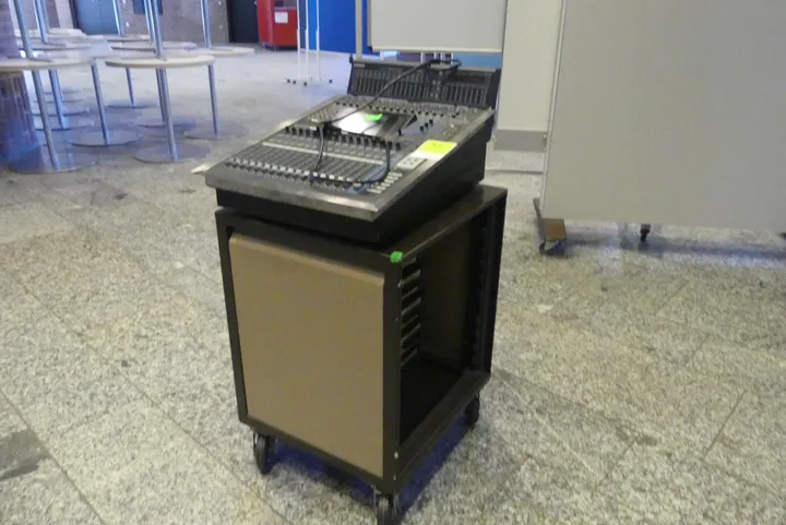 Yamaha - Digitales Mischpult auf fahrbarem Rackwagen, inkl. 5x 19-Rackgerät Modell: DM1000